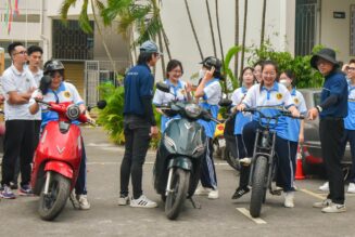 Lần đầu lái thử xe máy điện VinFast, nhiều bạn trẻ hào hứng: “Lái thích quá nên chốt luôn”