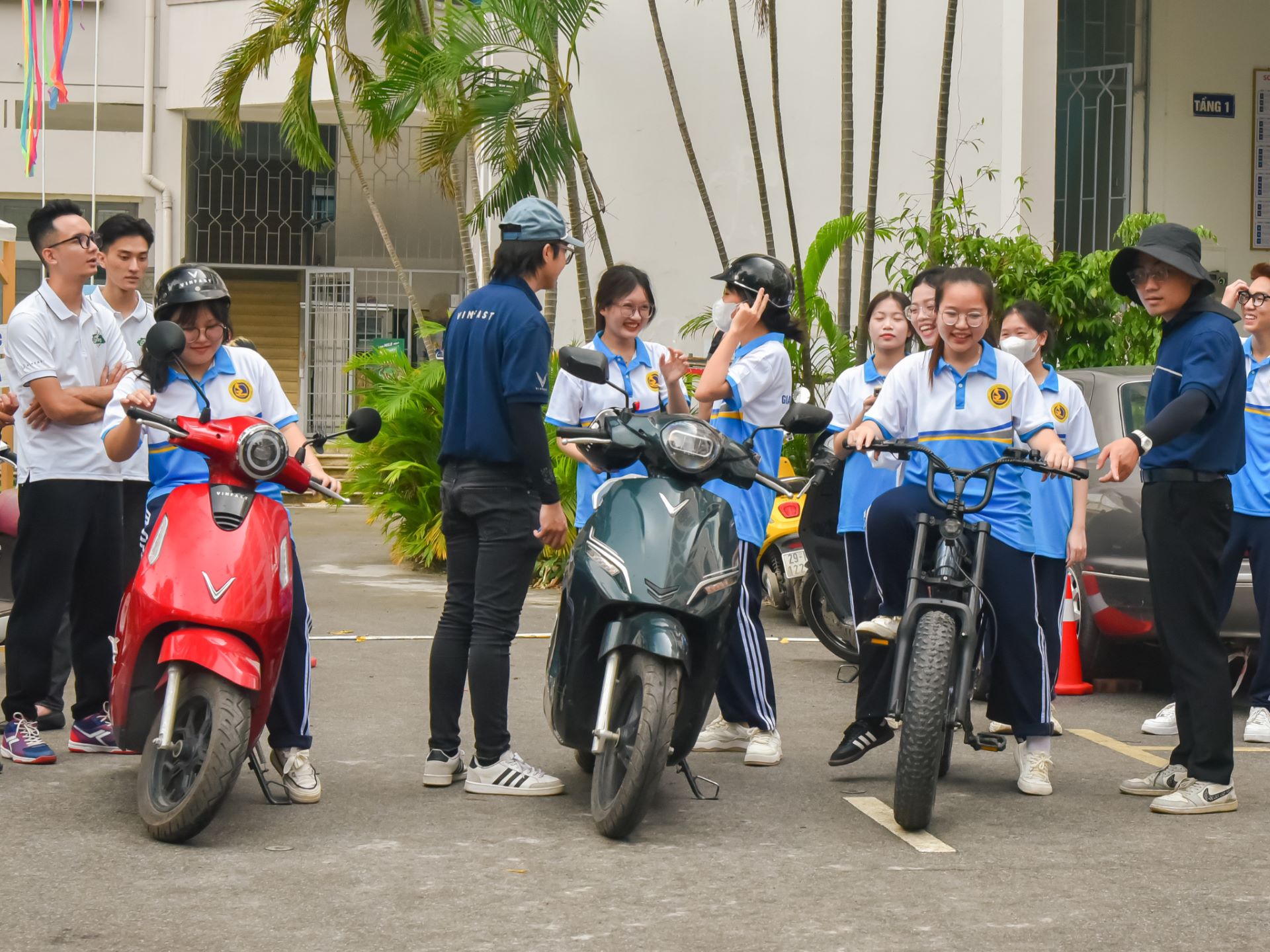 Lần đầu lái thử xe máy điện VinFast, nhiều bạn trẻ hào hứng: “Lái thích quá nên chốt luôn”