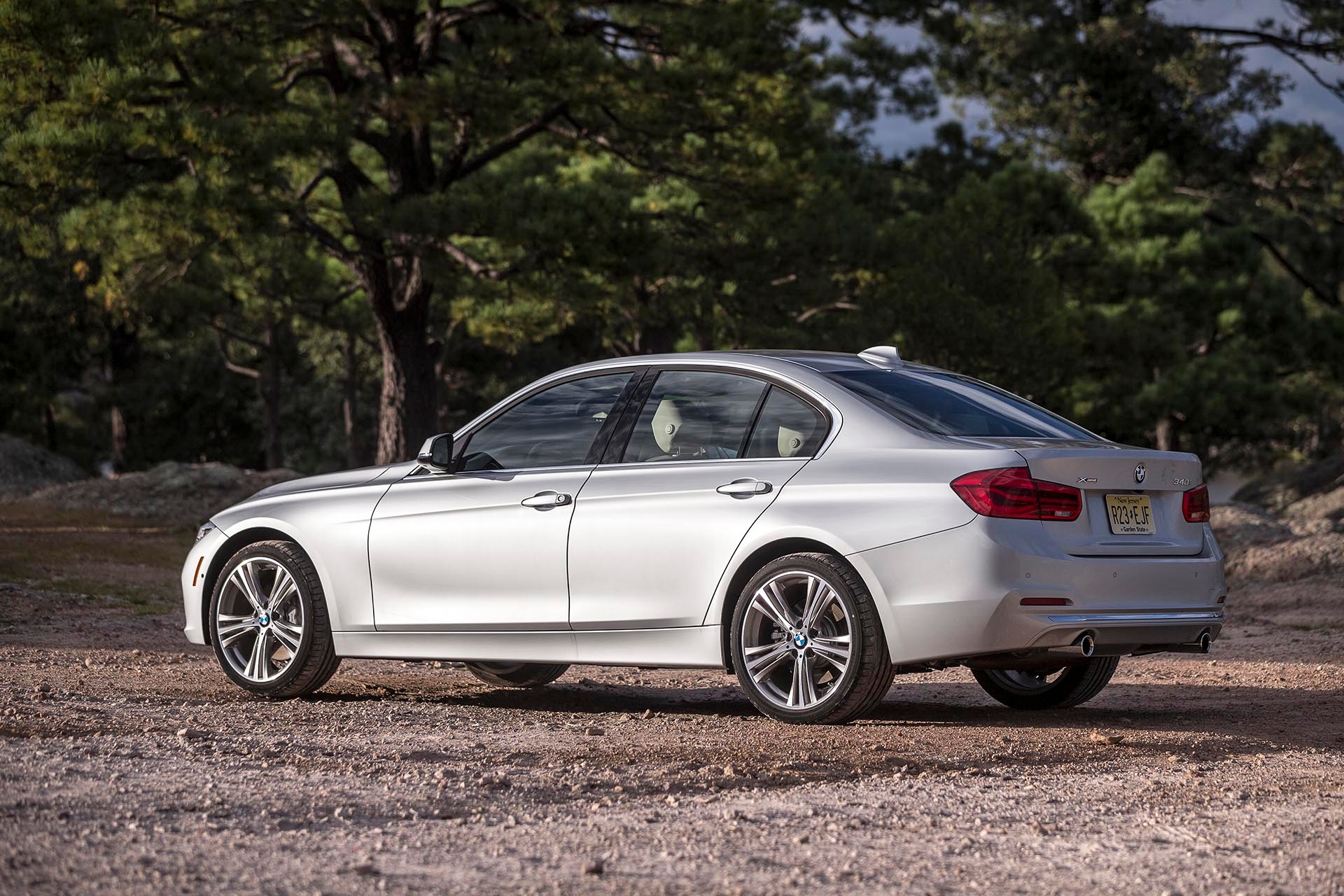 17_BMW_340i_xDrive_rear_profile.jpg