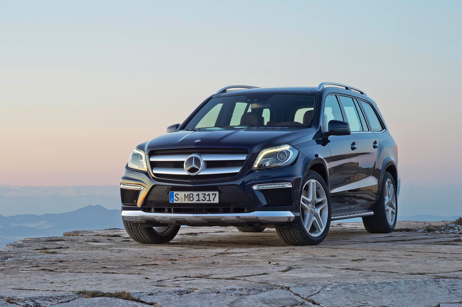 18_Mercedes-Benz_2013_GL-Class_front.jpg