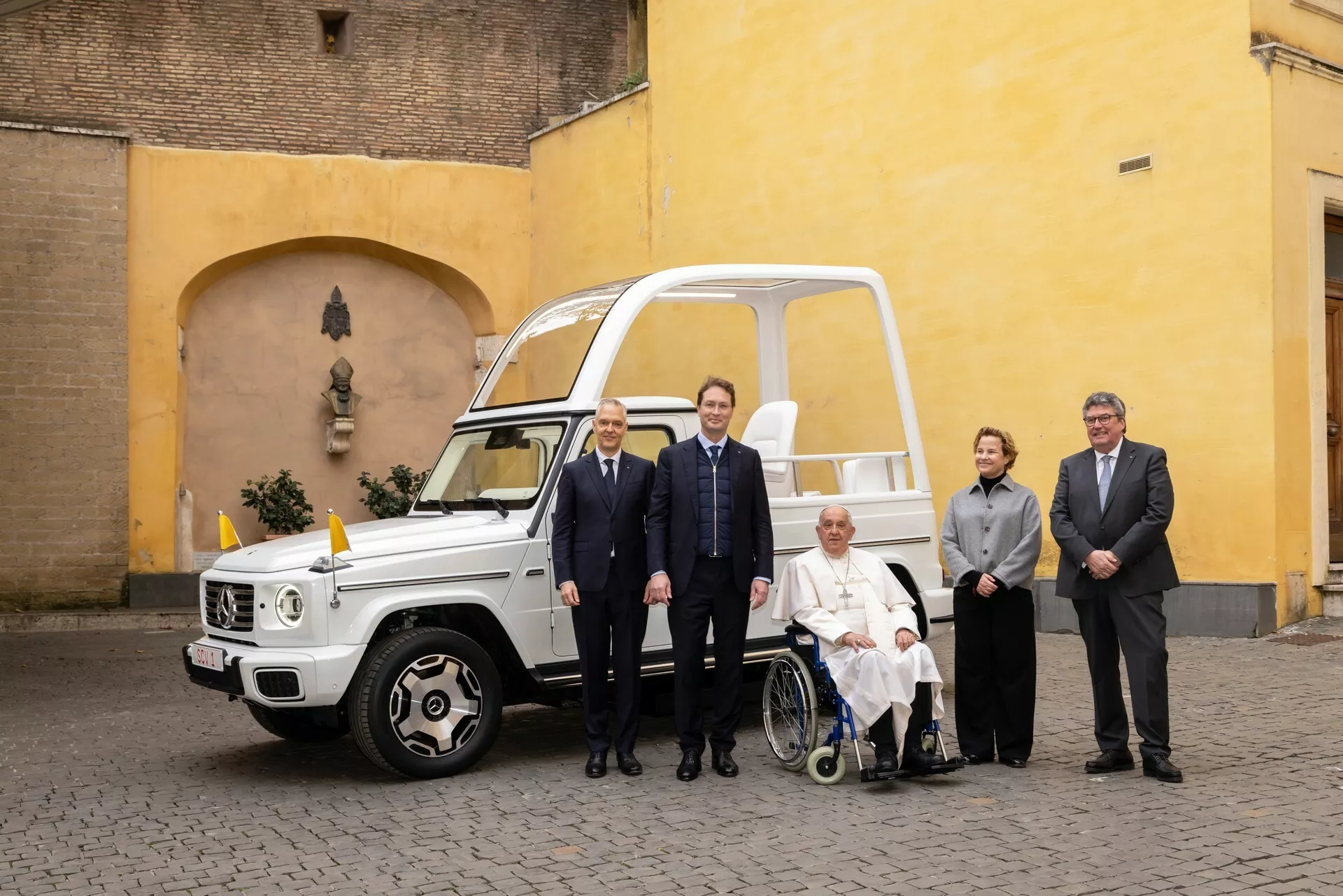 Mercedes-Benz-G-Class-EQ-Popemobile-18.webp