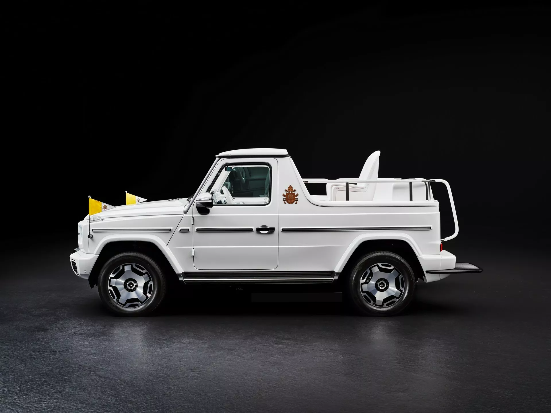 Mercedes-Benz-G-Class-EQ-Popemobile-4.webp