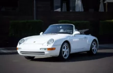 Chiêm ngưỡng chiếc Porsche 911 Carrera Cabriolet chỉ mới lăn bánh 449 km trong 30 năm, có chữ ký của tay đua nổi tiếng