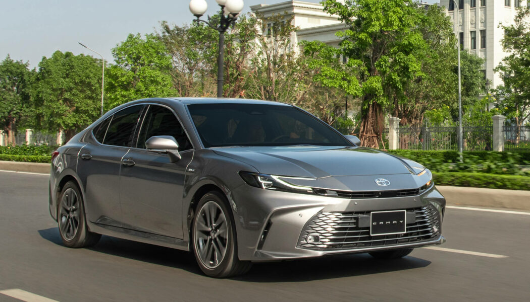 Giá chính thức Toyota Camry 2025 tại Việt Nam: từ 1,22 – 1,53 tỷ đồng, cộng thêm 12 triệu nếu chọn màu đặc biệt